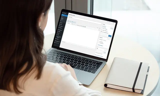 Kvinna jobbar på WordPress